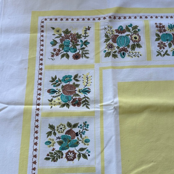 Vintage 1960s Yellow & White Tablecloth – Floral Border Print – 60” x 50” - Picture 12 of 14